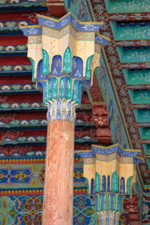 Téléchargez les photos : Kokand, Ouzbékistan - 24 octobre 2023 : Détail des colonnes du palais Khudayar Khan à Kokand dans la vallée de Fergana, Ouzbékistan. - en image libre de droit