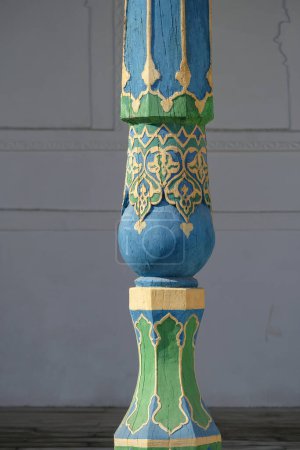 Téléchargez les photos : Kokand, Ouzbékistan - 24 octobre 2023 : Détail des colonnes du palais Khudayar Khan à Kokand dans la vallée de Fergana, Ouzbékistan. - en image libre de droit