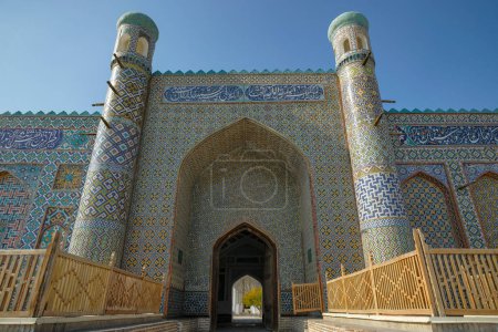 Téléchargez les photos : Kokand, Ouzbékistan - 24 octobre 2023 : Façade du palais Khudayar Khan à Kokand dans la vallée de Fergana, Ouzbékistan. - en image libre de droit