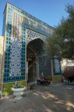 Téléchargez les photos : Kokand, Ouzbékistan - 24 octobre 2023 : Façade du mausolée Modari Khan à Kokand dans la vallée de Fergana, Ouzbékistan. - en image libre de droit