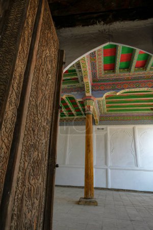 Téléchargez les photos : Kokand, Ouzbékistan - 24 octobre 2023 : Détail de l'intérieur du mausolée Modari Khan à Kokand dans la vallée de Fergana, Ouzbékistan. - en image libre de droit