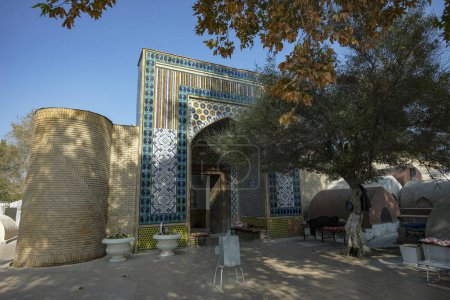 Téléchargez les photos : Kokand, Ouzbékistan - 24 octobre 2023 : Façade du mausolée Modari Khan à Kokand dans la vallée de Fergana, Ouzbékistan. - en image libre de droit