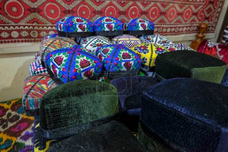 Téléchargez les photos : Kokand, Ouzbékistan - 25 octobre 2023 : Chapeaux ouzbeks traditionnels dans un atelier à la mosquée Jami à Kokand dans la vallée de Fergana, Ouzbékistan. - en image libre de droit