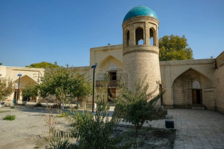 Téléchargez les photos : Kokand, Ouzbékistan - 25 octobre 2023 : Détail de l'intérieur de la Madrasa Sokhibzoda Khazrat à Kokand dans la vallée de Fergana, Ouzbékistan. - en image libre de droit