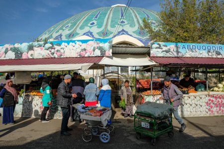 Téléchargez les photos : Tachkent, Ouzbékistan - 28 octobre 2023 : Les gens faisant du shopping au bazar de Chorsu à Tachkent, Ouzbékistan. - en image libre de droit