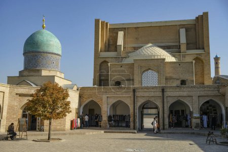Téléchargez les photos : Tachkent, Ouzbékistan - 30 octobre 2023 : Détail de la Madrasah Barak Khan à Tachkent, Ouzbékistan. - en image libre de droit
