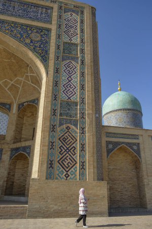 Téléchargez les photos : Tachkent, Ouzbékistan - 30 octobre 2023 : Détail de la Madrasah Barak Khan à Tachkent, Ouzbékistan. - en image libre de droit