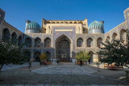 Foto de Samarcanda, Uzbekistán - 2 de noviembre de 2023: La madraza Sherdor en la Plaza de Registán en Samarcanda, Uzbekistán. - Imagen libre de derechos
