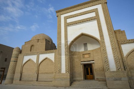 Téléchargez les photos : Khiva, Ouzbékistan - 15 décembre 2023 : Muhammad Amin Inaq Madrasah dans la vieille ville de Khiva, Ouzbékistan. - en image libre de droit