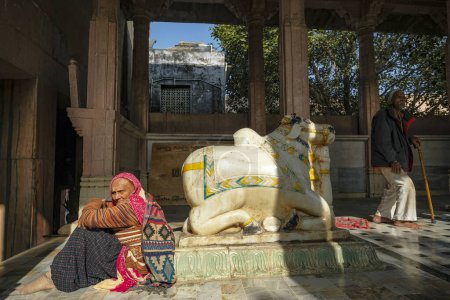 Téléchargez les photos : Pushkar, Inde - 4 janvier 2024 : Un couple âgé dans un petit temple hindou dans la vieille ville de Pushkar, Inde. - en image libre de droit