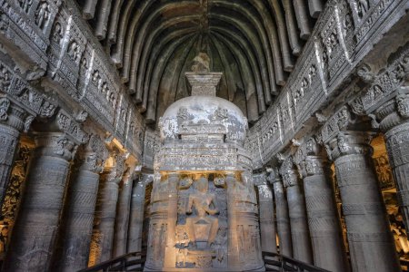 Téléchargez les photos : Ajanta, Inde - 19 janvier 2024 : Les grottes d'Ajanta sont des monuments rupestres de grottes bouddhistes à Ajanta, district d'Aurangabad, Maharashtra, Inde. - en image libre de droit