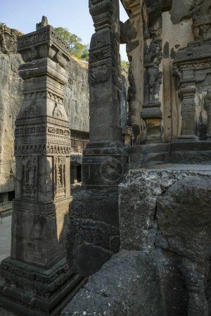 Téléchargez les photos : Ellora, Inde - 22 janvier 2024 : Temple Kailasa dans le complexe des grottes d'Ellora dans le district Aurangabad du Maharashtra, Inde. - en image libre de droit