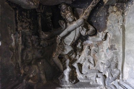 Téléchargez les photos : Ellora, Inde - 22 janvier 2024 : Les grottes d'Ellora sont un complexe rupestre situé dans le district Aurangabad du Maharashtra, en Inde.. - en image libre de droit