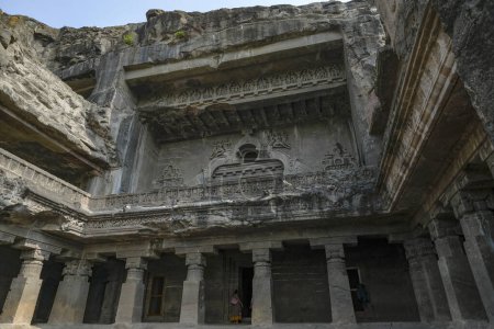 Téléchargez les photos : Ellora, Inde - 22 janvier 2024 : Les grottes d'Ellora sont un complexe rupestre situé dans le district Aurangabad du Maharashtra, en Inde.. - en image libre de droit