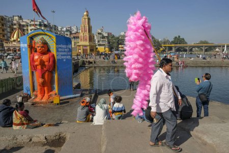 Téléchargez les photos : Nashik, Inde - 25 janvier 2024 : Un homme vendant des barbe à papa au Ganga Ghat à Nashik, Inde. - en image libre de droit