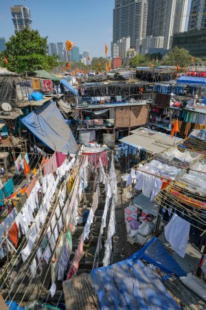 Téléchargez les photos : Mumbai, Inde - 3 mars 2024 : Mahalaxmi Dhobi Ghat, la plus grande blanchisserie en plein air de Mumbai, Inde. - en image libre de droit