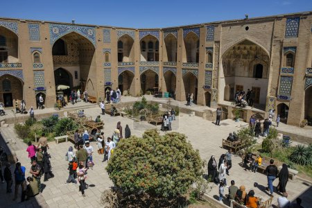 Téléchargez les photos : Kerman, Iran - 21 mars 2024 : Des touristes visitent le Ganjali Khan Caravansera à Kerman, Iran. - en image libre de droit