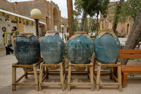 Téléchargez les photos : Kerman, Iran - 22 mars 2024 : Anciennes jarres d'argile au Complexe Ganjali Khan dans le vieux centre-ville de Kerman, Iran. - en image libre de droit