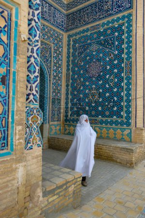 Foto de Varzaneh, Irán - 28 de marzo de 2024: Una mujer que sale de la mezquita Jameh, es una mezquita histórica en Varzaneh, Irán. - Imagen libre de derechos