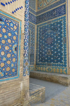 Foto de Varzaneh, Irán - 28 de marzo de 2024: Detalle de la entrada a la mezquita Jameh, es una mezquita histórica en Varzaneh, Irán. - Imagen libre de derechos