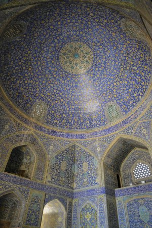 Foto de Isfahán, Irán - 30 de marzo de 2024: Interior de la Mezquita del Sha, también conocida como la Mezquita del Imán, se encuentra en la Plaza Naghsh-e Jahan en Isfahán, Irán. - Imagen libre de derechos