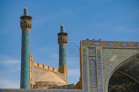 Foto de Isfahán, Irán - 30 de marzo de 2024: La mezquita Shah, también conocida como la Mezquita del Imán, se encuentra en la plaza Naghsh-e Jahan en Isfahán, Irán. - Imagen libre de derechos