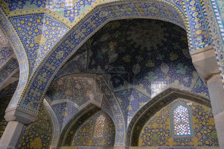 Foto de Isfahán, Irán - 30 de marzo de 2024: Interior de la Mezquita del Sha, también conocida como la Mezquita del Imán, se encuentra en la Plaza Naghsh-e Jahan en Isfahán, Irán. - Imagen libre de derechos