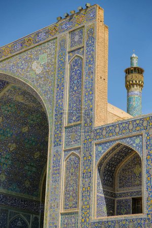 Foto de Isfahán, Irán - 30 de marzo de 2024: La mezquita Shah, también conocida como la Mezquita del Imán, se encuentra en la plaza Naghsh-e Jahan en Isfahán, Irán. - Imagen libre de derechos