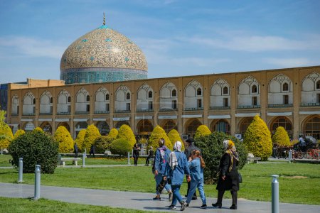 Foto de Isfahán, Irán - 30 de marzo de 2024: La mezquita Sheikh Lotfollah se encuentra en la plaza Naghsh-e Jahan en Isfahán, Irán. - Imagen libre de derechos