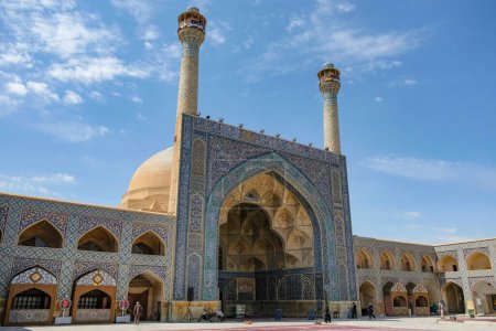 Foto de Isfahán, Irán - 1 de abril de 2024: Mezquita Jameh también conocida como la Mezquita Atiq en Isfahán, Irán. - Imagen libre de derechos
