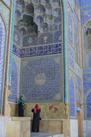 Foto de Isfahán, Irán - 1 de abril de 2024: Mujeres visitando la mezquita Sheikh Lotfollah, se encuentra en la plaza Naghsh-e Jahan en Isfahán, Irán. - Imagen libre de derechos