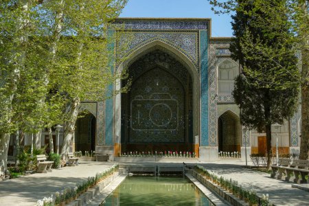 Foto de Isfahan, Iran - April 1, 2024: Madrasa Chahar Bagh, the Chahar Bagh Theological School in Isfahan, Iran. - Imagen libre de derechos
