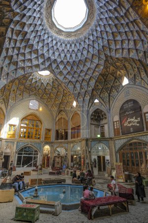 Téléchargez les photos : Kashan, Iran - 3 avril 2024 : Aminoddole Caravansera est l'une des nombreuses places du Bazar de Kashan, en Iran. - en image libre de droit