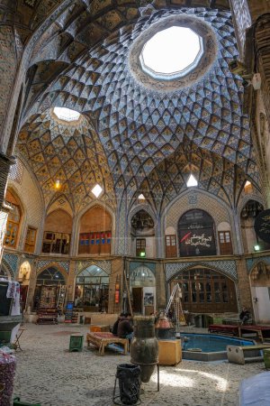 Téléchargez les photos : Kashan, Iran - 3 avril 2024 : Aminoddole Caravansera est l'une des nombreuses places du Bazar de Kashan, en Iran. - en image libre de droit