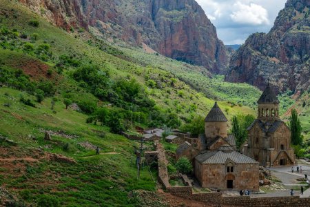 Téléchargez les photos : Areni, Arménie - 9 mai 2024 : Monastère Noravank à Areni, Arménie. - en image libre de droit