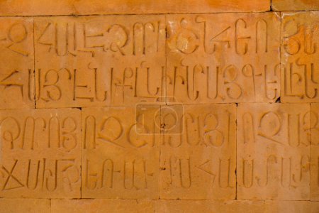 Téléchargez les photos : Areni, Arménie - 9 mai 2024 : Détail d'un mur du monastère Noravank à Areni, Arménie. - en image libre de droit