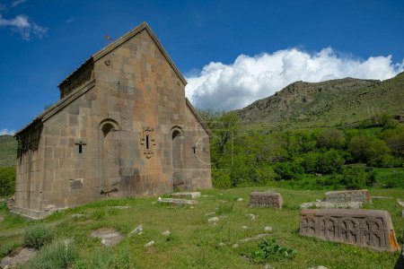 Téléchargez les photos : Yeghegis, Arménie - 10 mai 2024 : Eglise des Zorats à Yeghegis, Arménie. - en image libre de droit