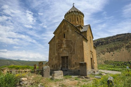Téléchargez les photos : Areni, Arménie - 12 mai 2024 : Église de la Sainte Mère de Dieu ou Surb Astvatsatsin d'Areni située près du fleuve Arpa à Areni, Arménie. - en image libre de droit