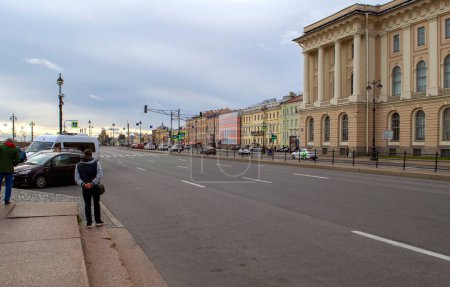 Téléchargez les photos : Saint-Pétersbourg - Russie 4 octobre 2022 : Municipal Okrug 7, Saint-Pétersbourg, Russie. Avenue bondée de gens et de voitures. Promenade Birzhevoy. - en image libre de droit