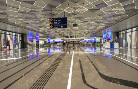 Téléchargez les photos : Dubaï - Émirats arabes unis - 18 décembre 2020 : Futuriste nouvelle station de métro expo 2020. Métro de Dubai. - en image libre de droit