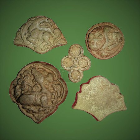 Foto de Antiguas matrices y clichs de joyería de bronce en estilo animal 5-7 siglos AD, Europa del Este - Imagen libre de derechos