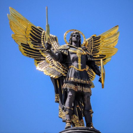 Téléchargez les photos : Kiev, Ukraine - 20.05.22 : Statue en bronze plaqué or de l'Archange Michael Saint patron de Kiev sur la place de l'indépendance (Maydan Nezalezhnosti) - en image libre de droit
