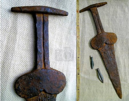 Skythisches Schwert, Skythischer Dolch aus der frühen Eisenzeit und Bronzepfeile aus dem 3.-5. Jahrhundert v. Chr..