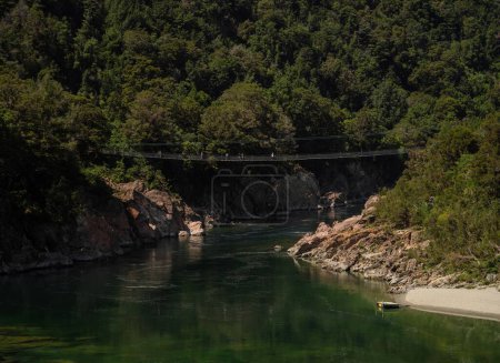 Téléchargez les photos : Vue en aval de plusieurs personnes traversant la plus longue gorge Buller Pont tournant s'étendant sur 110 m au-dessus de la rivière Buller à Murchison Tasman Île du Sud Nouvelle-Zélande - en image libre de droit