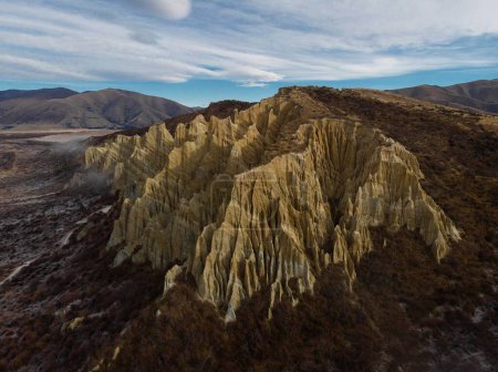Foto de Vista panorámica aérea de los acantilados de arcilla de Omarama erosión natural geológica limo y formación de rocas de arena en Canterbury South Island Nueva Zelanda - Imagen libre de derechos