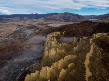 Foto de Vista panorámica aérea de los acantilados de arcilla de Omarama erosión natural geológica limo y formación de rocas de arena en Canterbury South Island Nueva Zelanda - Imagen libre de derechos