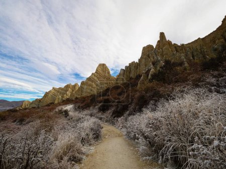Foto de Vista panorámica de los acantilados de arcilla de Omarama erosión natural geológica limo y formación de rocas de arena en Canterbury South Island Nueva Zelanda - Imagen libre de derechos