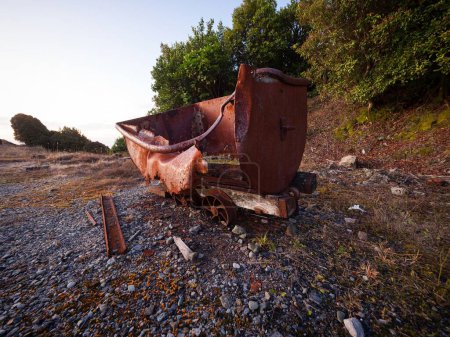 Carro de vagón destrozado oxidado histórico en la inclinación abandonada de Denniston, pista de ferrocarril de cable de cable de minería de carbón en Buller District West Coast South Island Nueva Zelanda