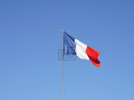 Foto de Bandera francesa contra el cielo azul. Bandera de France - Imagen libre de derechos