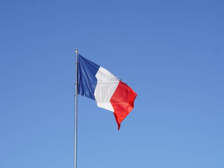 Französische Flagge gegen blauen Himmel. Flagge Frankreichs